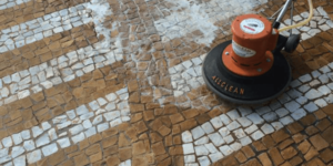 Manchou? Veja como limpar pedra portuguesa com 6 truques básicos